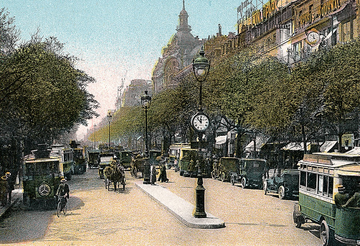 Boulevard des Italiens, Paris, caddede arabalar ve motorlu otobüsler, c1900 by Unbekannt