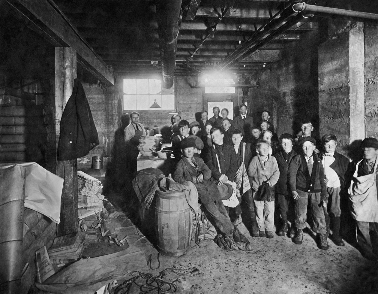 Satmak İçin Kağıtları Toplayan Çocuklar, Amerika Birleşik Devletleri, 1919 dolayları (s/b fotoğraf) by Unbekannt