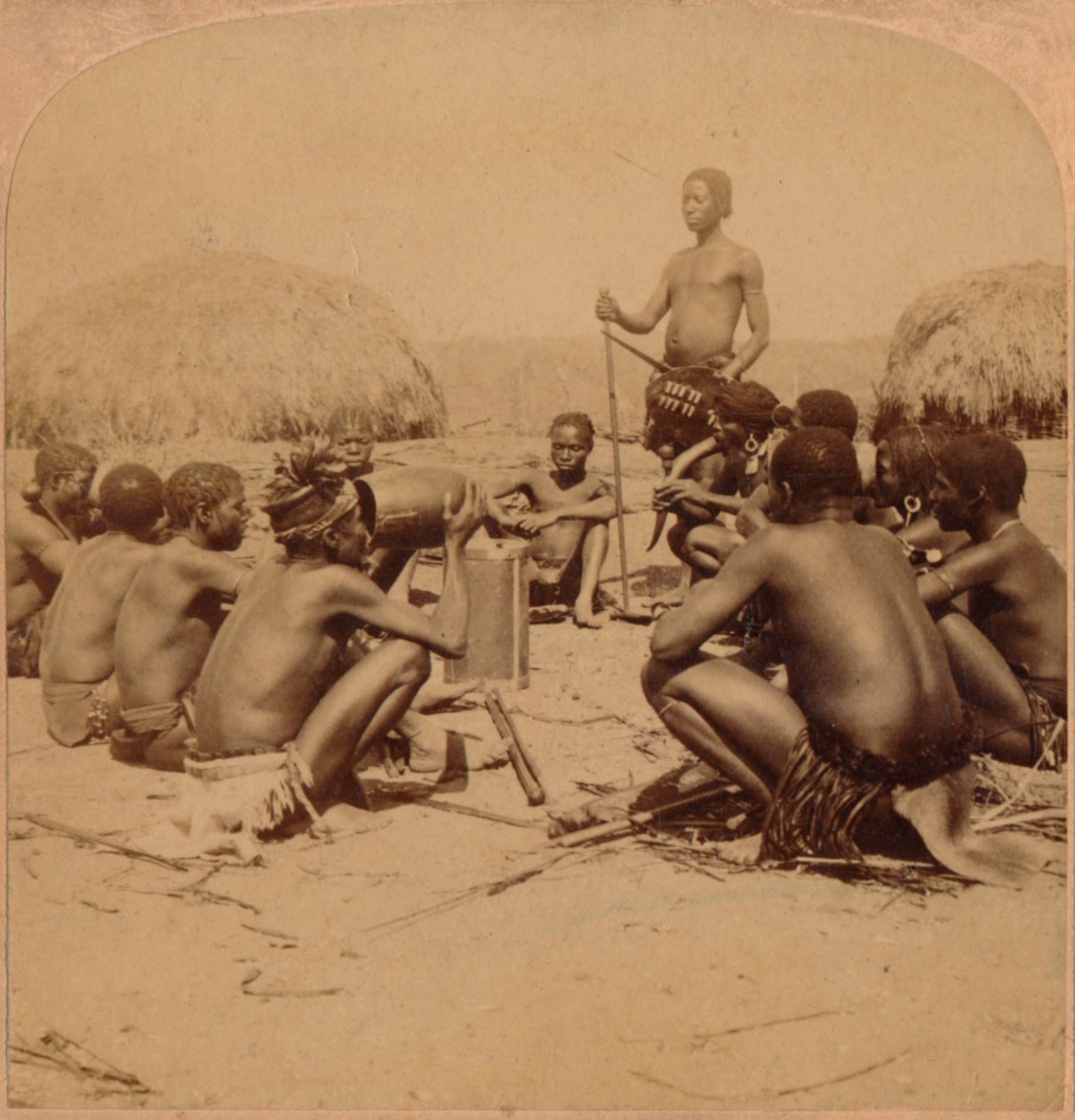 Umlaloose Nehri yakınında bir Konsey tutan Zulu Köyünün Cesurları, Zululand, S.A., 1901 by Unbekannt
