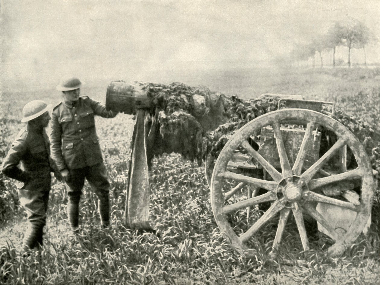 Almanların Ateşini Çekmek İçin Tarlada İngiliz Kukla Silahı, 1919. by Unbekannt
