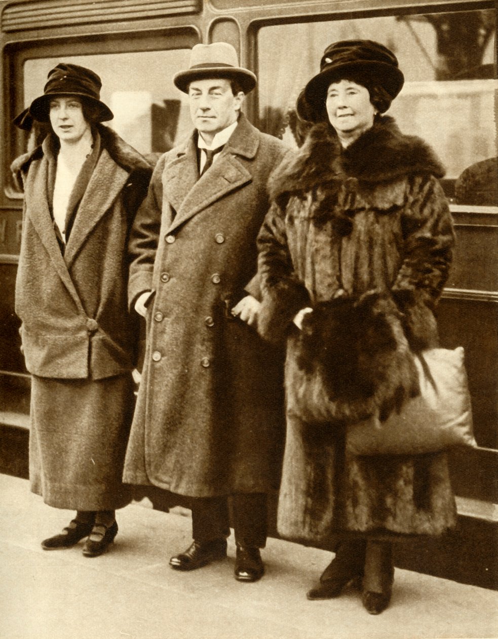 İngiltere Başbakanı Stanley Baldwin, eşi ve kızıyla birlikte Londra, 27 Ocak 1923, 1935. by Unbekannt