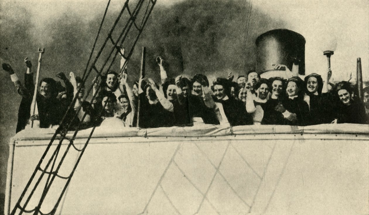 İngiliz Kızıl Haç hemşireleri cepheye giderken, Birinci Dünya Savaşı, 1914, c1920. by Unbekannt