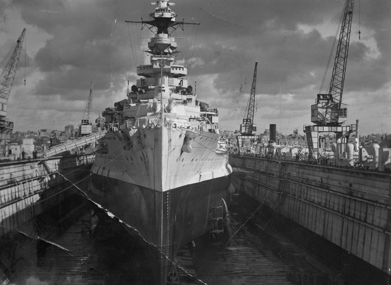 İngiliz savaş gemisi HMS Malaya yüzer iskelede, Malta, c1937 by Unbekannt