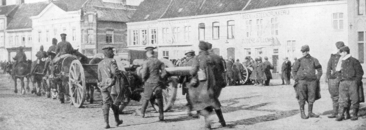 Belçikalı bir köyde İngiliz atlı topçu 1914 Ağustos by Unbekannt
