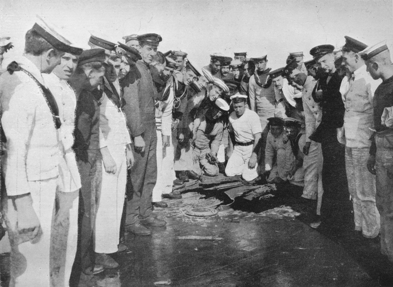 İngiliz denizciler gemilerinin güvertesinde bir deliğin etrafında dönüyor, 1915 by Unbekannt