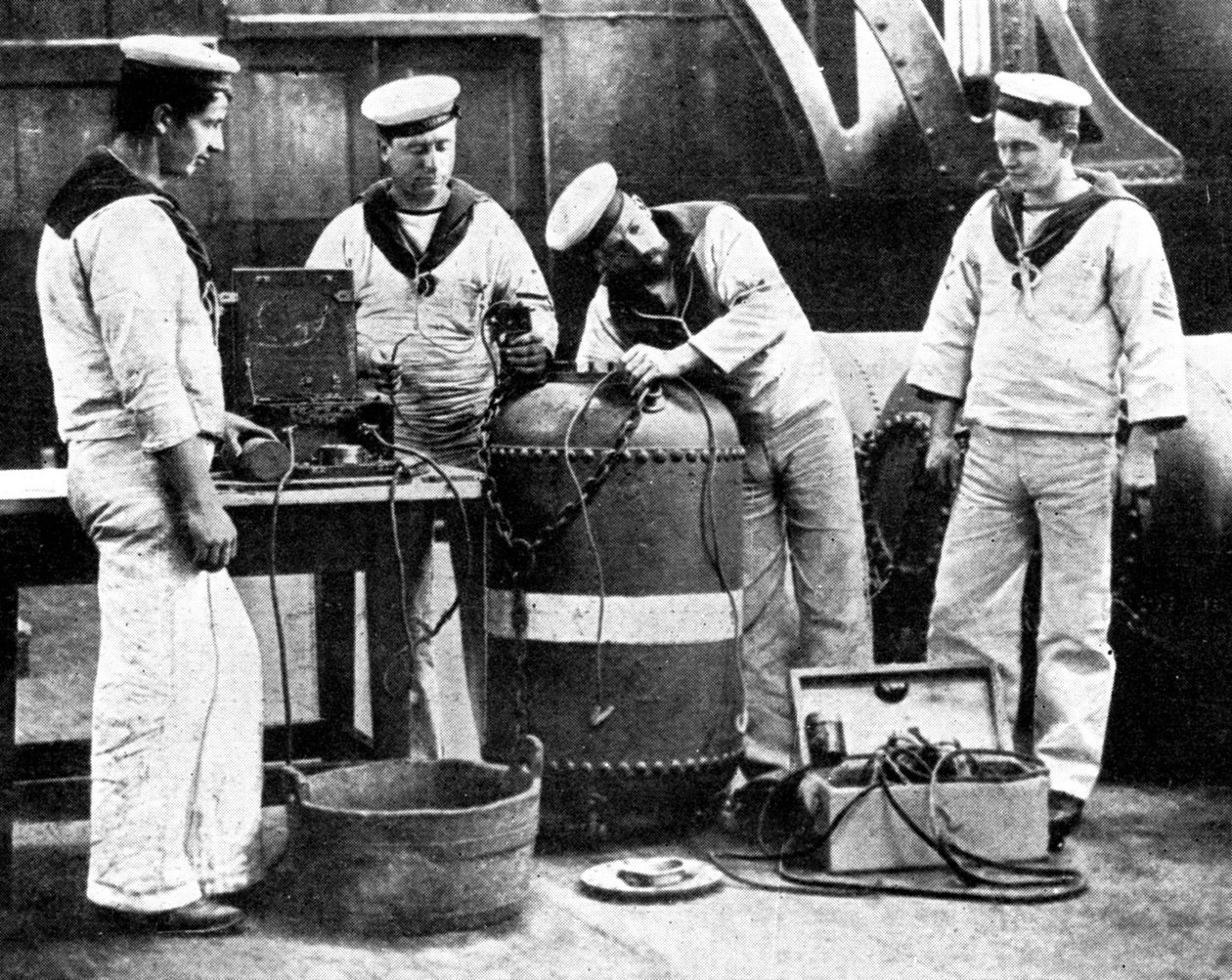 İngiliz denizciler mayına kablo döşerken, Birinci Dünya Savaşı, 1914 by Unbekannt