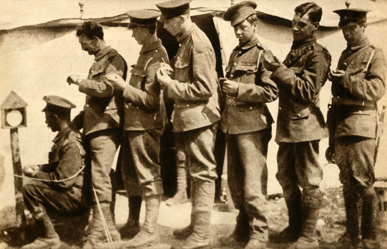 İngiliz askerleri cephede saatlerini senkronize ediyor, Birinci Dünya Savaşı, 1914-1918, 1933. by Unbekannt