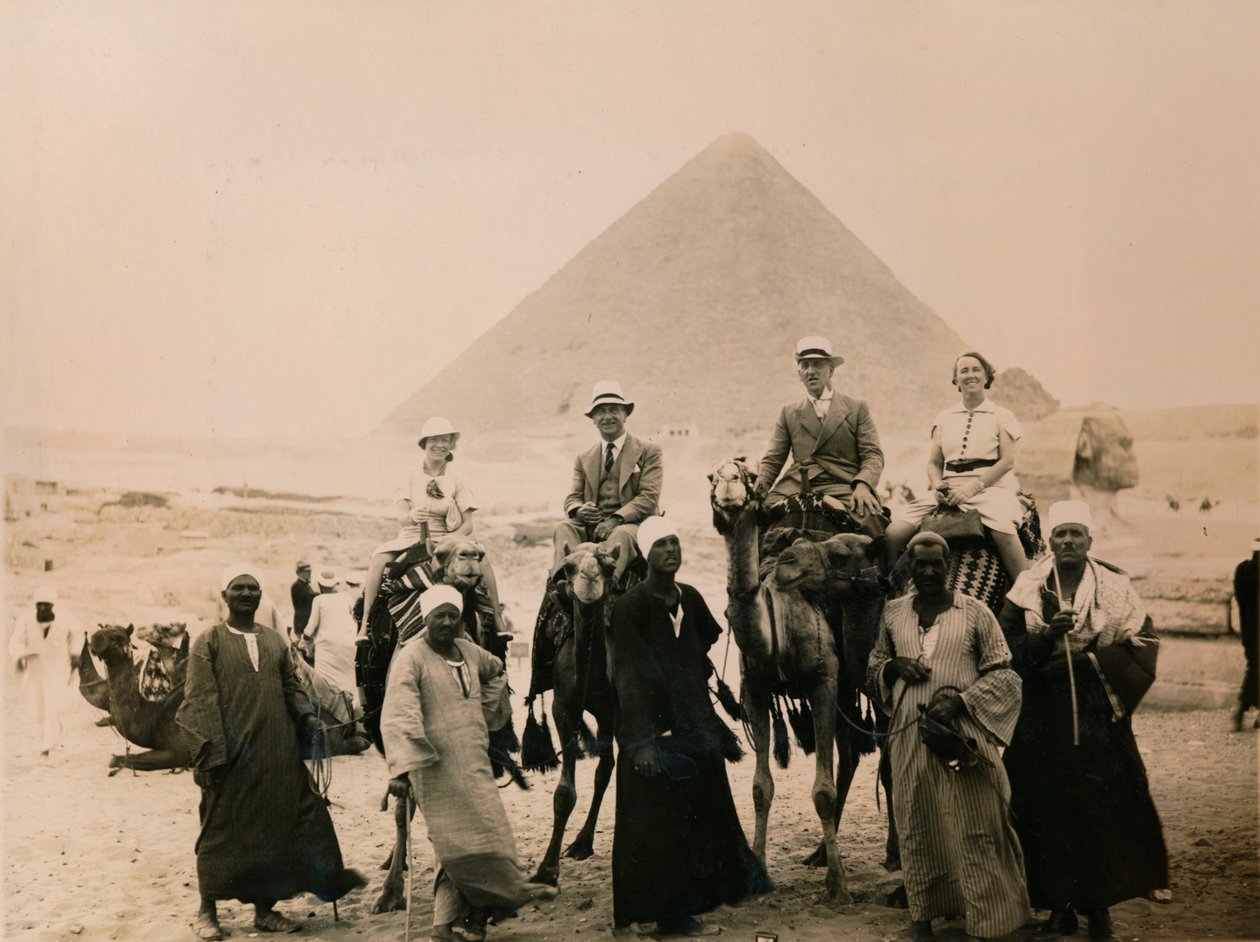 Büyük Piramit'in önünde develere oturan İngiliz turistler, Giza, Mısır, 1936 by Unbekannt