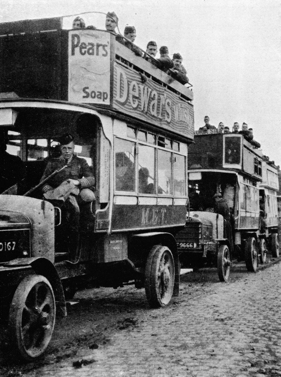 İngiliz birliklerinin motorlu otobüslerle hattın yeni bir bölümüne taşınması, 1915 by Unbekannt