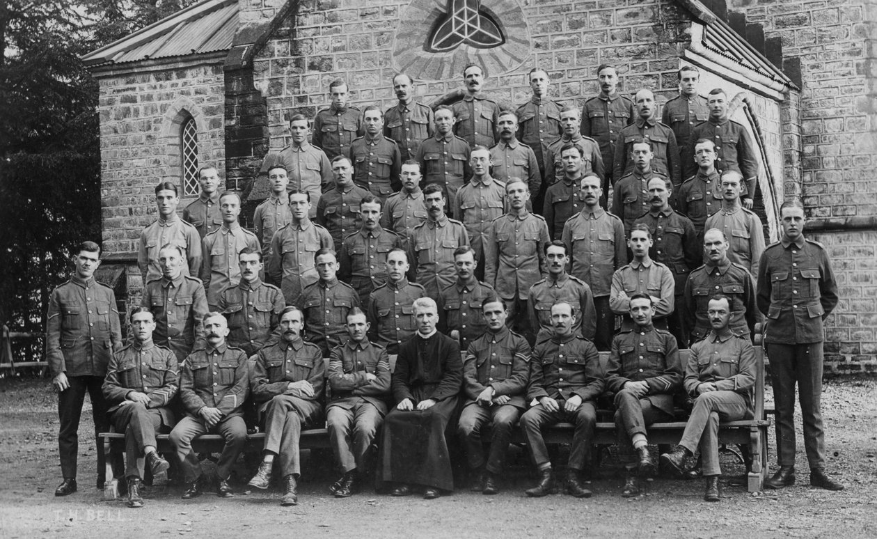 Garnizon kilisesinin dışındaki İngiliz birlikleri, Chakrata, 1917 by Unbekannt
