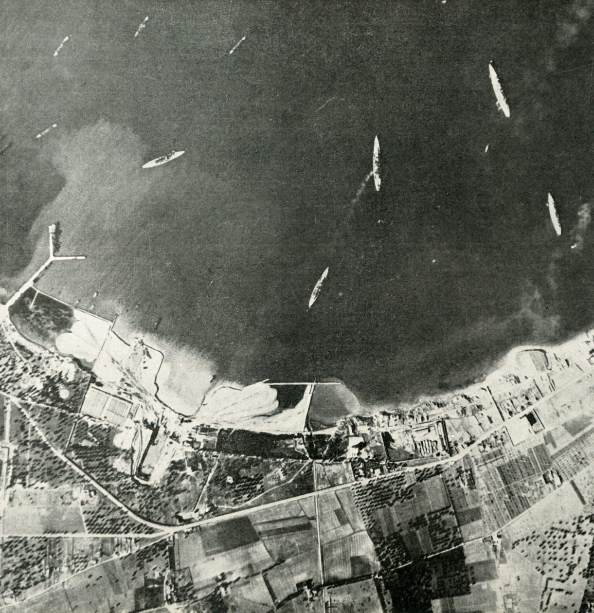 Malta kıyılarında İngiliz savaş gemileri, İkinci Dünya Savaşı, 1940-1942 1944. by Unbekannt