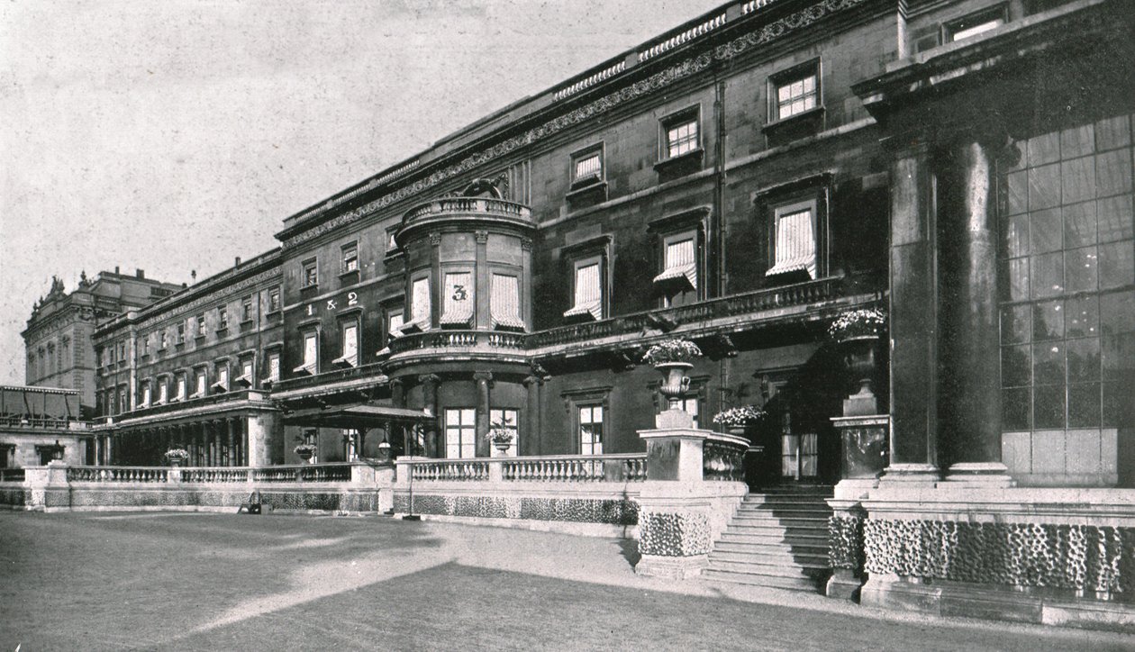 Buckingham Sarayı... Kralın öldüğü odayı gösteriyor, 1910. by Unbekannt
