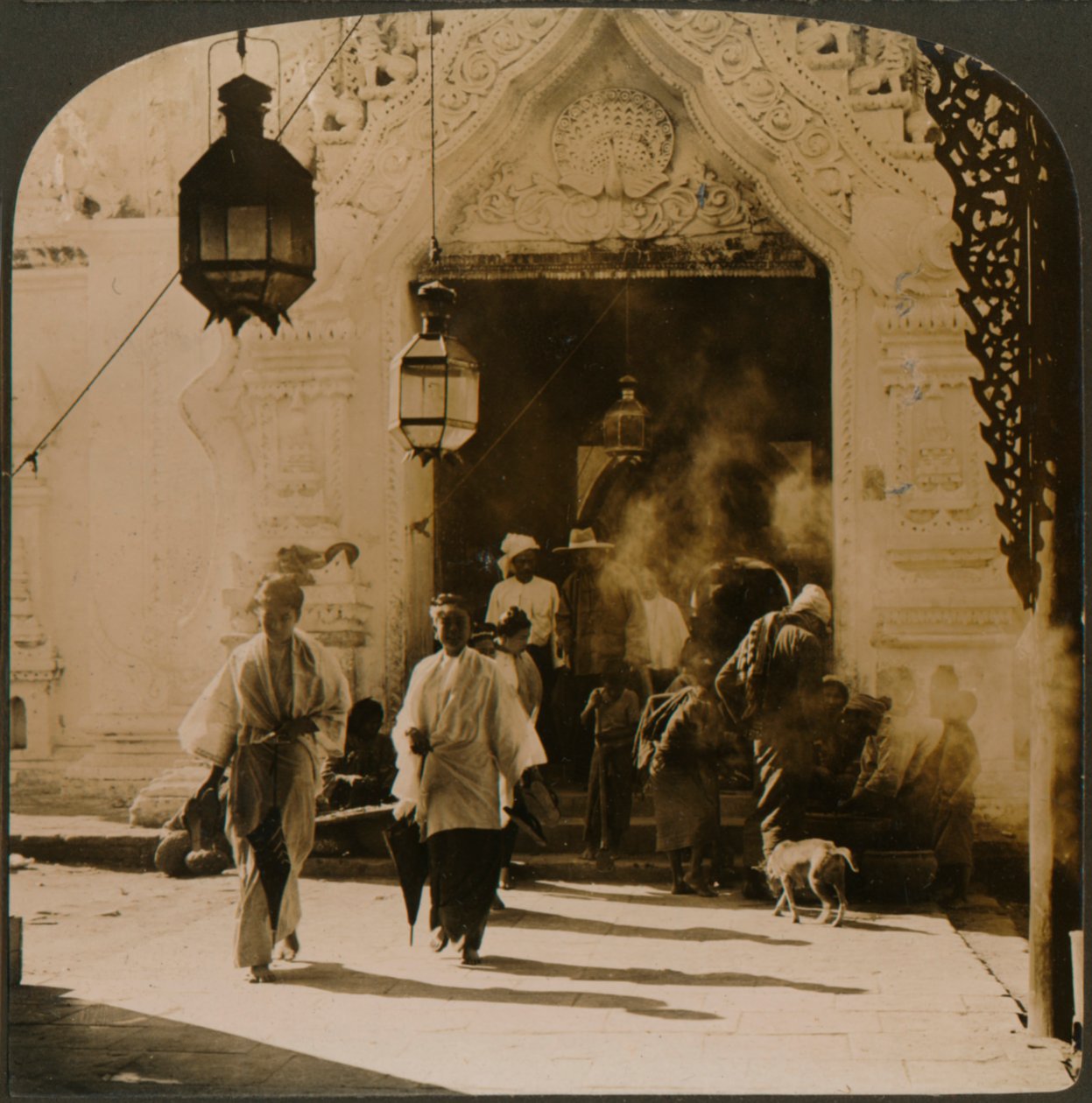 Birmanyalı bayanlar çarşıya giderken, Mandalay, Burma, 1907 by Unbekannt