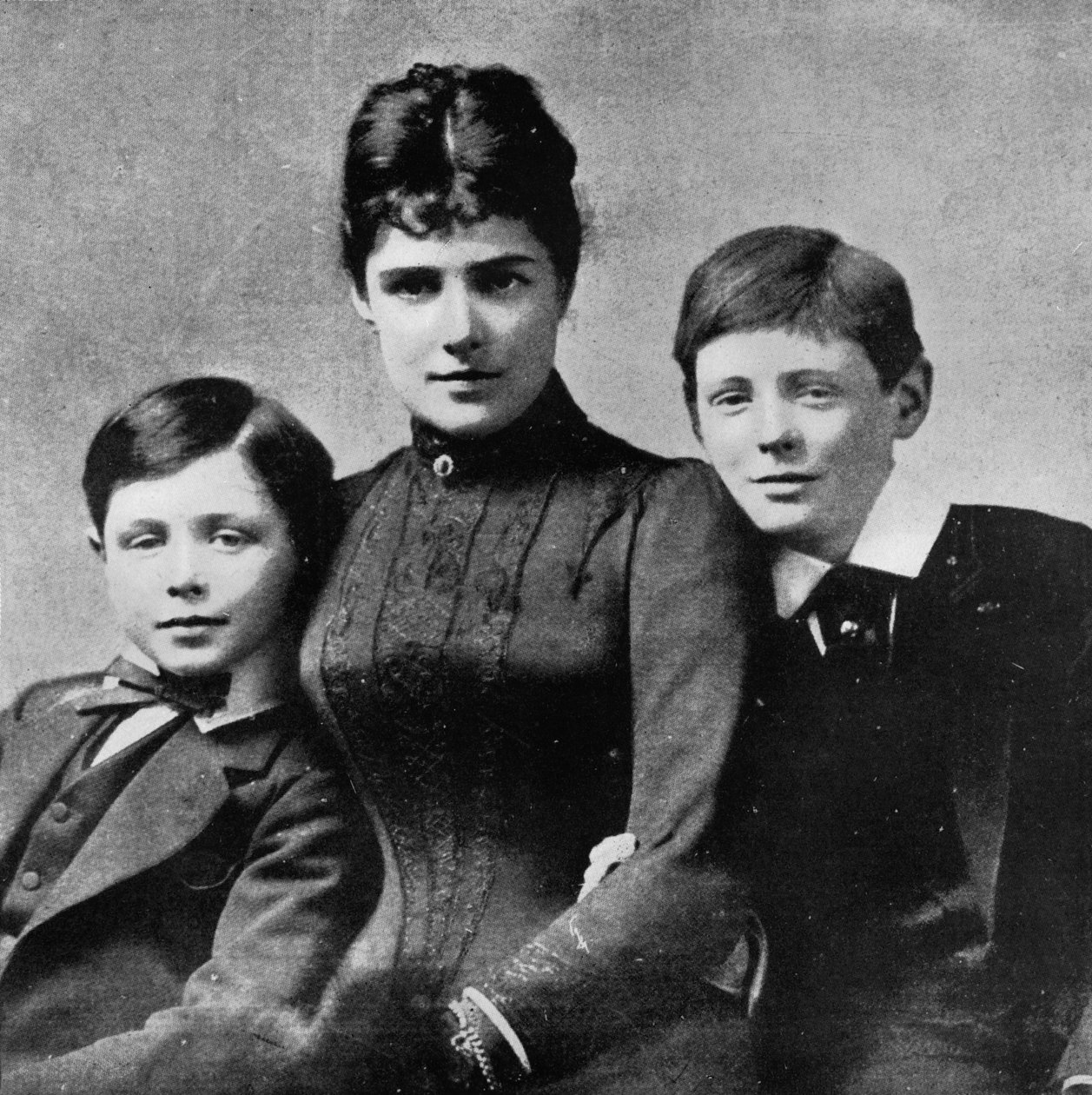 Ama en azından evde anne ve erkek kardeşi John ile mutluluk bulunabilirdi, 1889, 1945 by Unbekannt