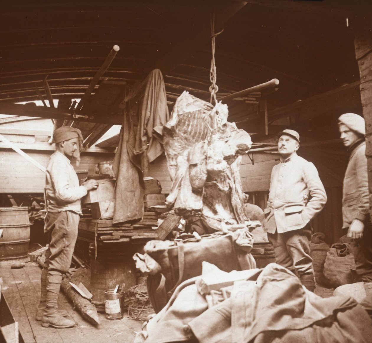 Bir mavnadaki kasaplar, Somme, kuzey Fransa, c1914-c1918 by Unbekannt