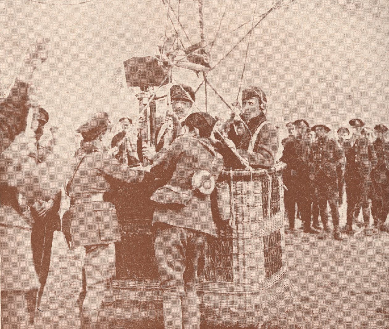 Kanadalı resmi görüntü yönetmeni ve asistanı bir uçurtma balonunda yükselmeye hazır, c1917 1919 by Unbekannt