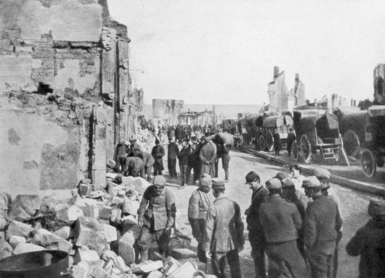Clermont-en-Argonne sokaklarından enkazı kaldıran esir Alman mahkumlar, Fransa, 1914 by Unbekannt