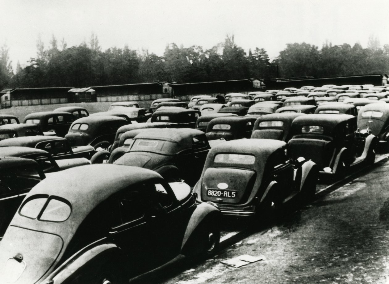 İşgalci Almanlar tarafından el konulan arabalar, Vincennes, Paris, 1940-1944 by Unbekannt