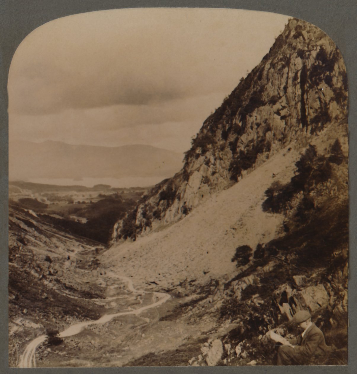 Crag Kalesi ve güzel Borrowdale Vadisi, Lake District, İngiltere, 1903. by Unbekannt