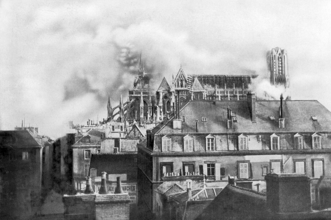 Alman bombardımanından yanan Reims Katedrali, Fransa, 1914 by Unbekannt