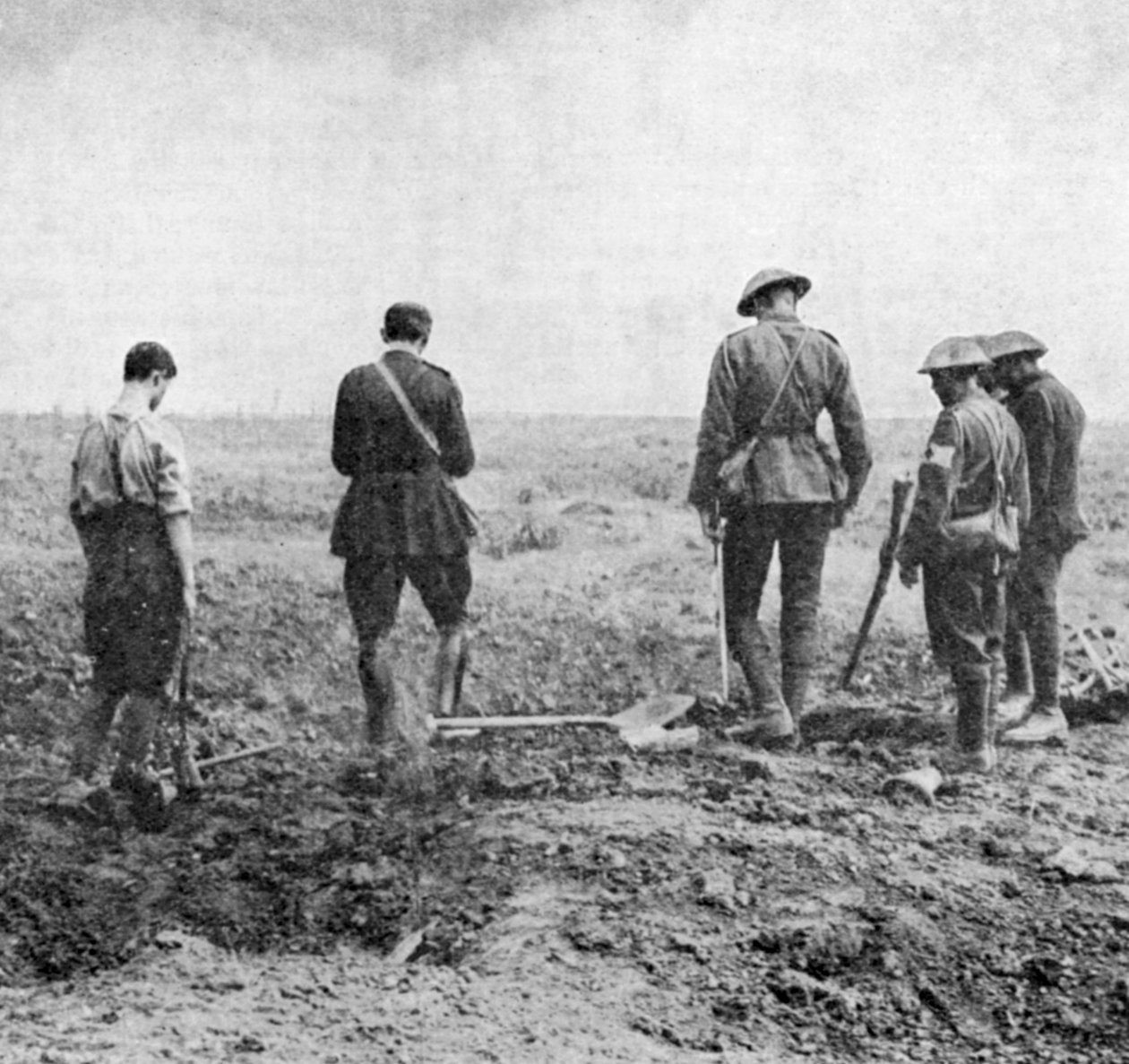 Defin partisi saygılarını sunarken tarlada defin hizmetini yürüten papaz, c1916 by Unbekannt