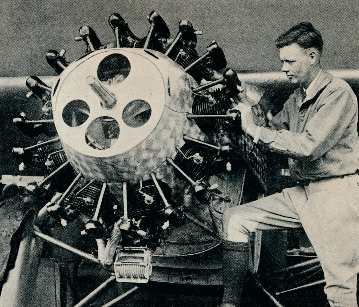 Charles Lindbergh transatlantik uçuşundan önce uçağının motorunu kontrol ediyor, 1927 c1937 by Unbekannt