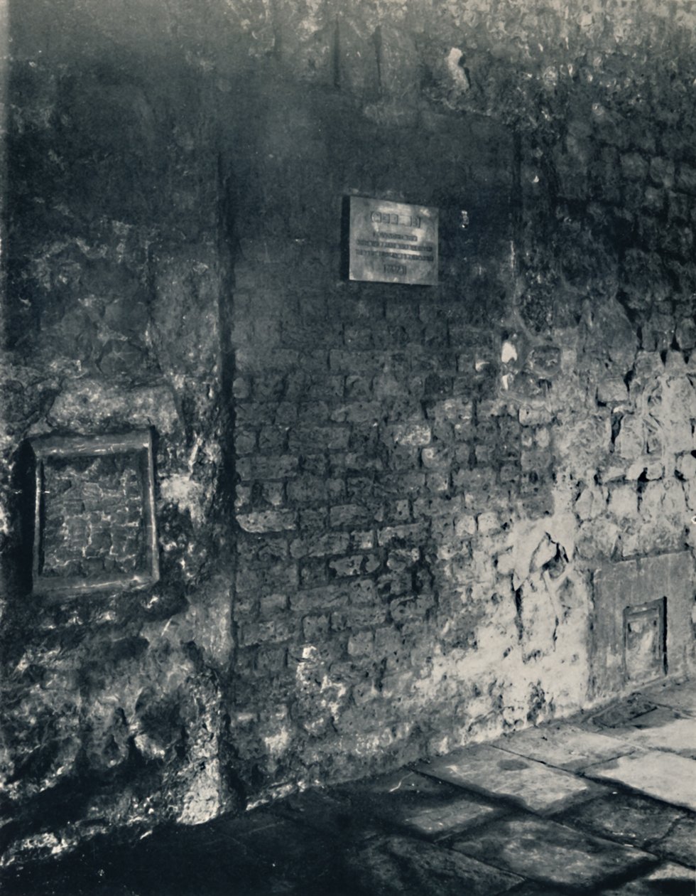 Kiralık ev. Manastırda Bir Keşiş Hücresinin Yiyecek Ambarı ve Kapısı, 1925 by Unbekannt