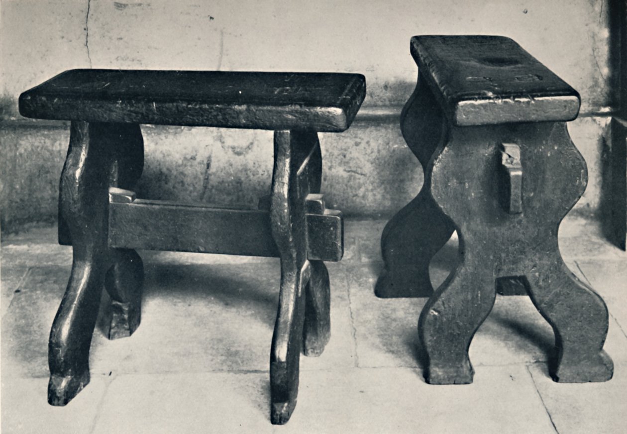 Kiralık ev. Şimdi Kütüphanede Korunmuş İki Antik Tabure, 1925 by Unbekannt
