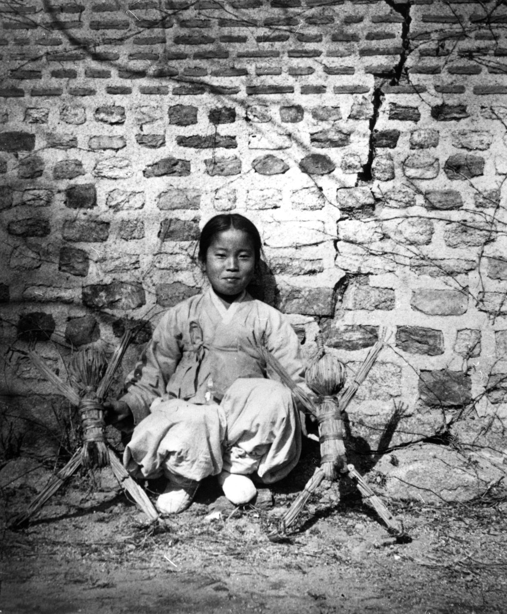 Bir duvarın yanında oturan çocuk, Kore, c1900 by Unbekannt