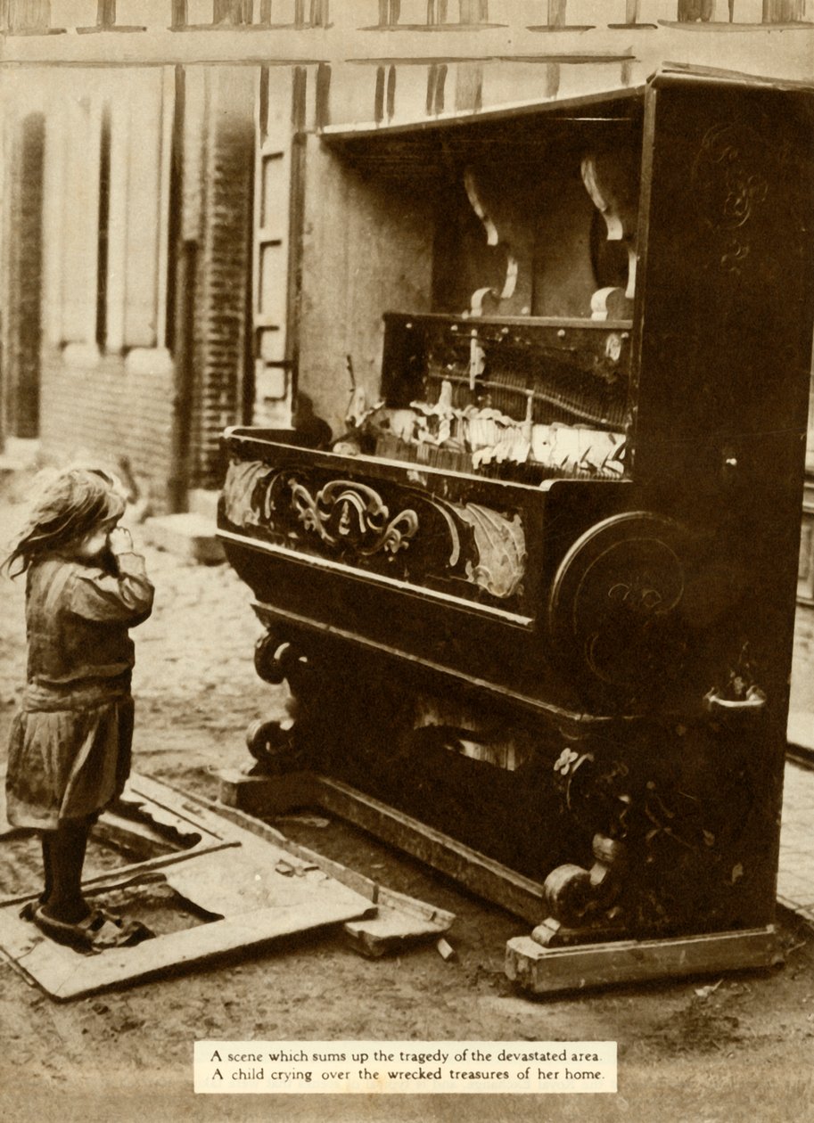 Bir hava saldırısından sonra piyanosu hasar gören çocuk onu evsiz bıraktı, Birinci Dünya Savaşı, 1918, 1935. by Unbekannt