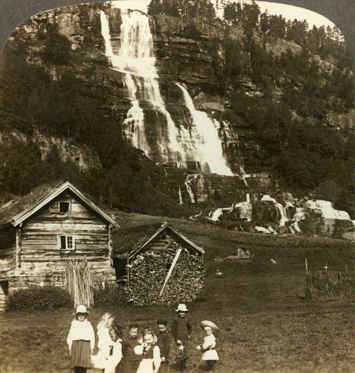 Teraslı Tvinde şelalesi olan bir çiftçi tarlasında oynayan çocuklar, Vossevangen, Norveç, c1905. by Unbekannt