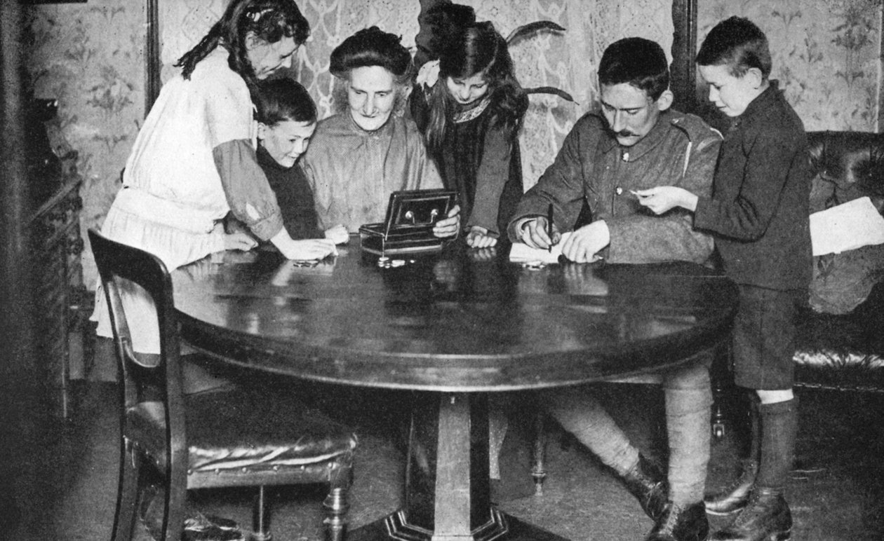 Savaş bonolarına yatırım yapmak için kumbaralarını boşaltan çocuklar, 1936 by Unbekannt