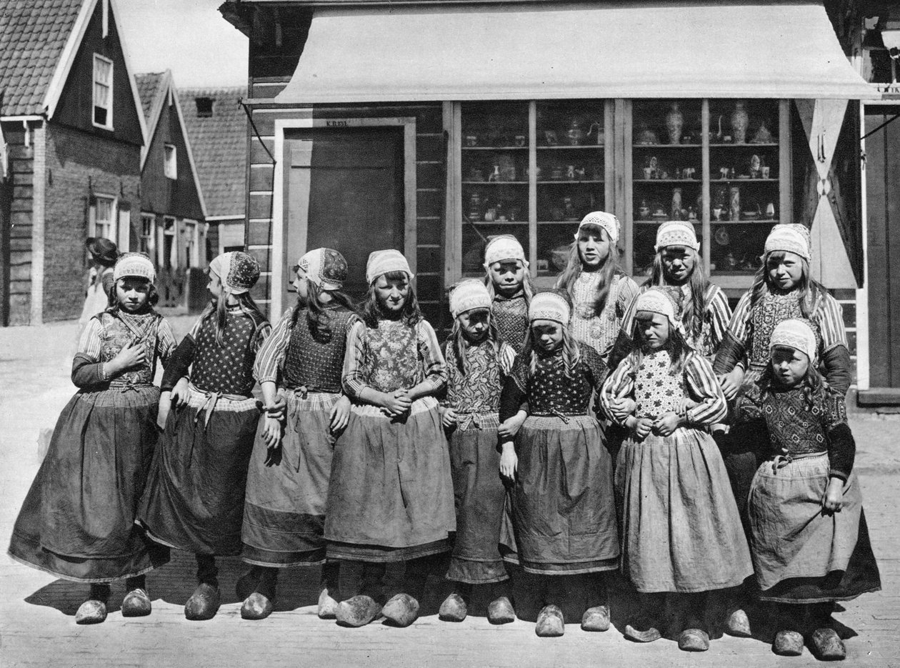 Ulusal kostümlü çocuklar, Marken, Hollanda, c1934 by Unbekannt