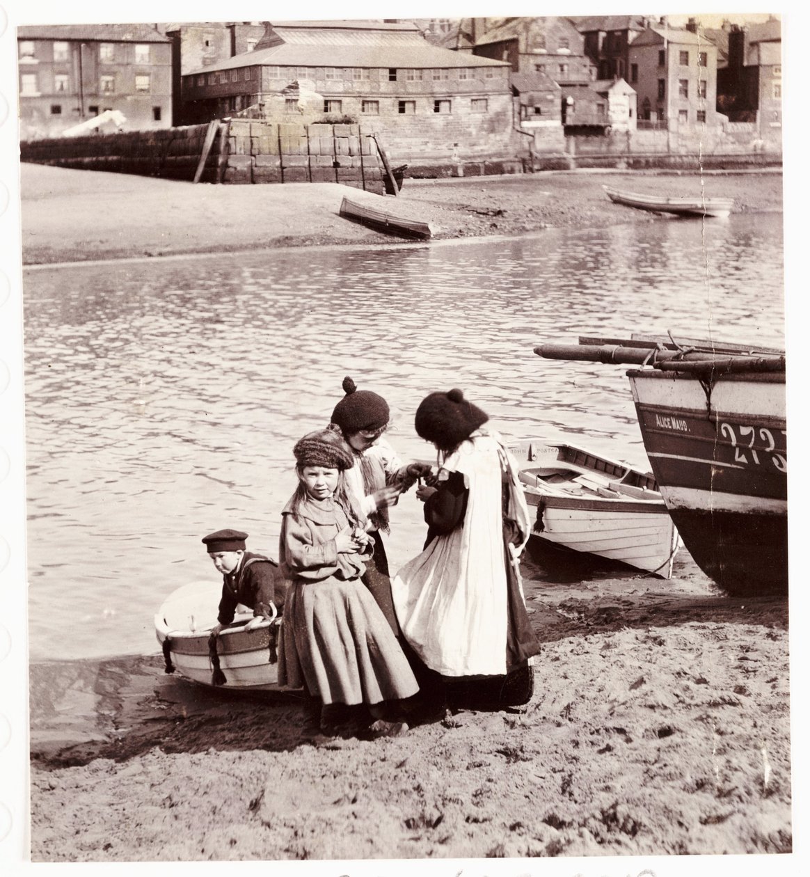 Su kenarında oynayan çocuklar, Whitby Harbour, c 1905 by Unbekannt