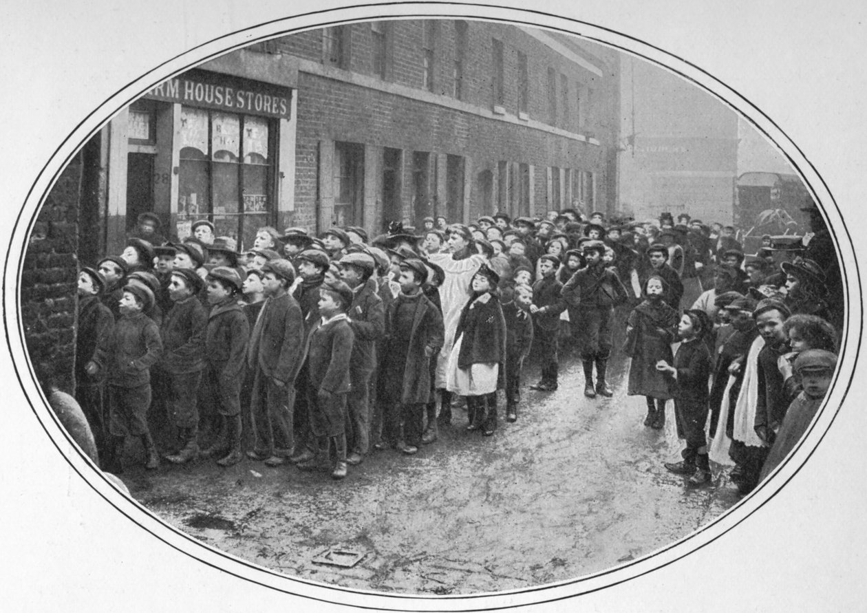 Bedava yemek bekleyen çocuklar, Londra, c1900 1901 by Unbekannt