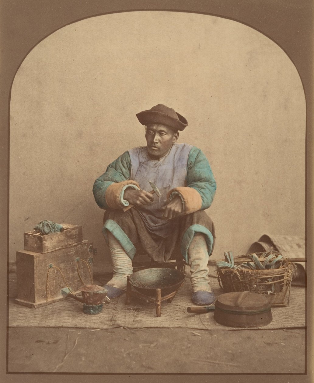 [Aletlerle Oturan Çinli Adam], 1870