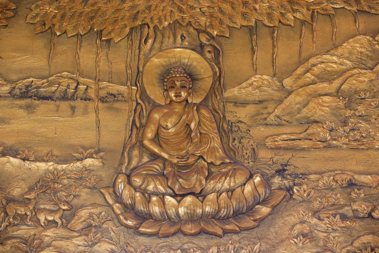Chua Thiep Uzun budist pagodası. Shakyamuni Buddha meditasyon pozunda oturuyor. Ninh