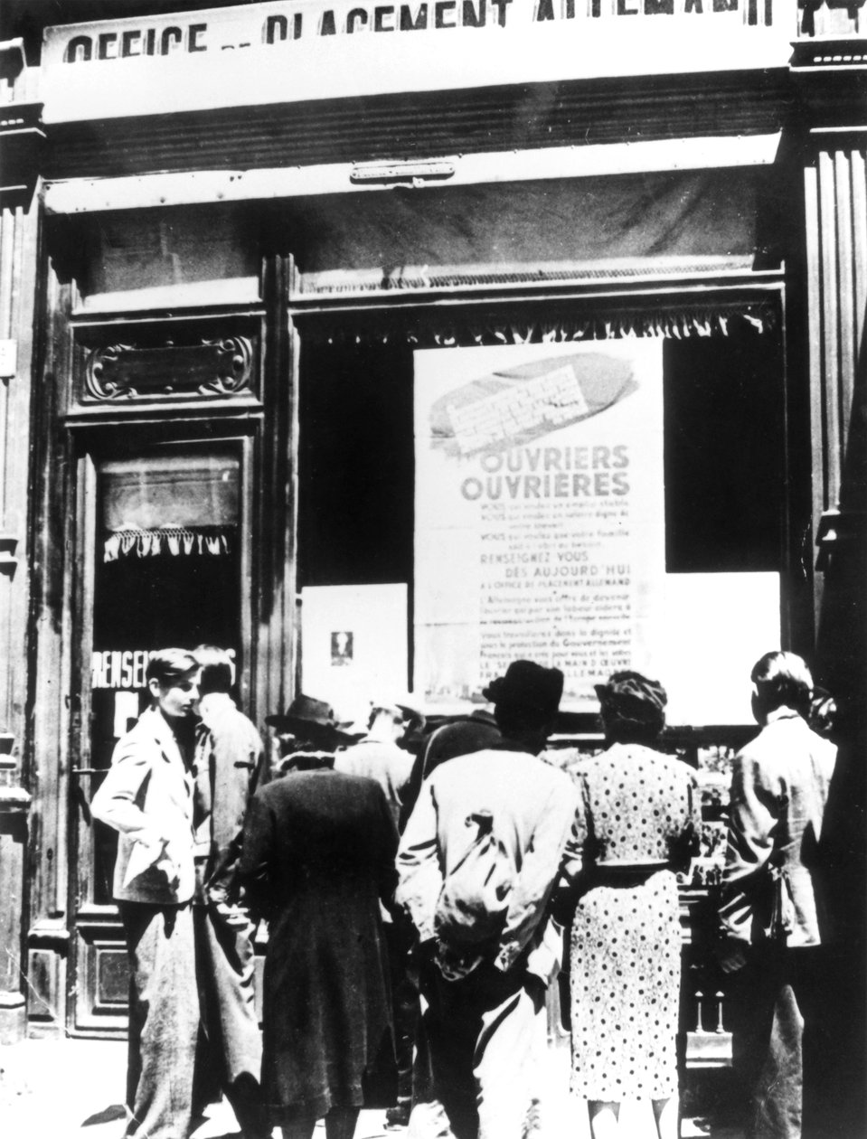 Bir Alman işçi bulma ofisi dışında Paris vatandaşları, 1940-1944 by Unbekannt