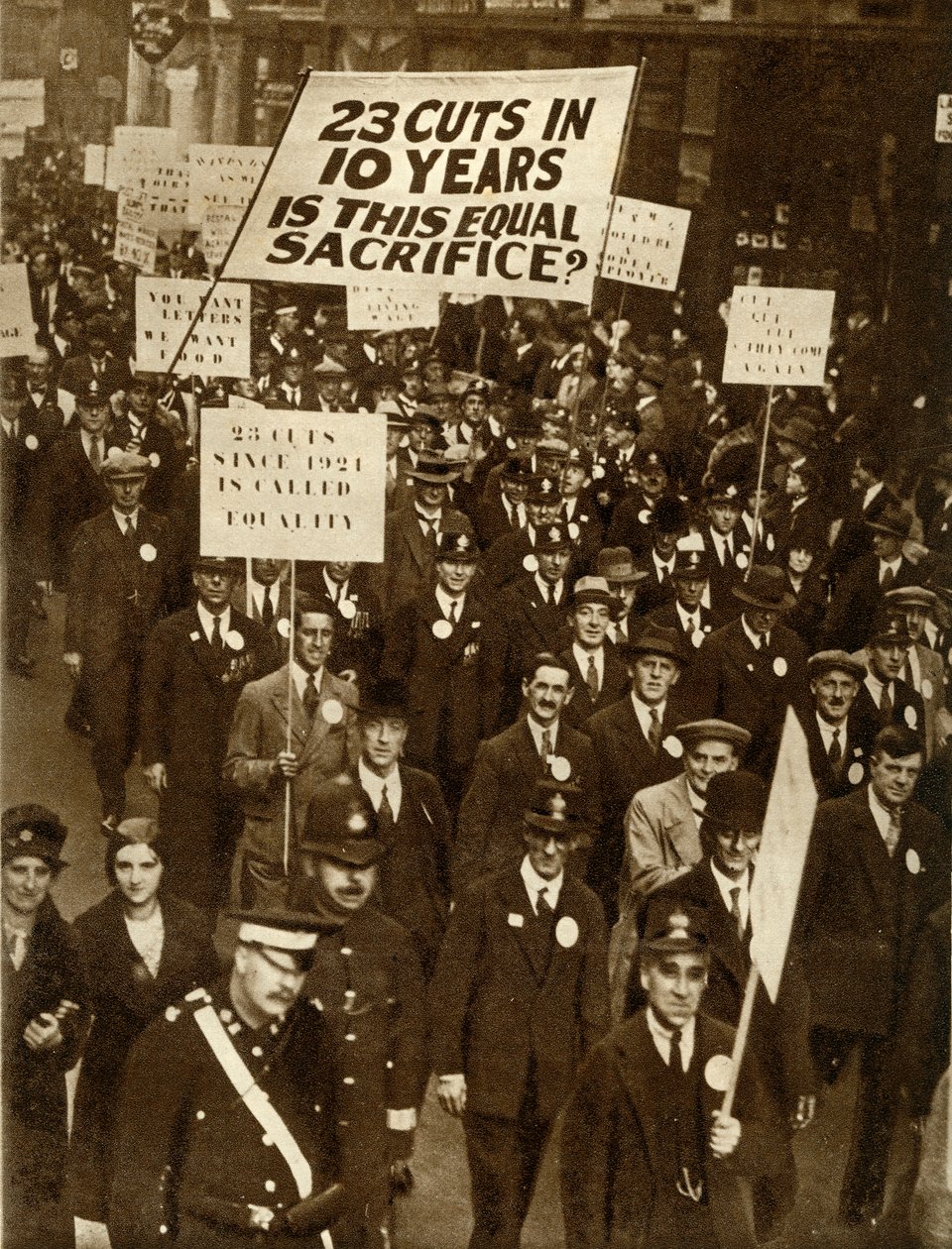 Maaş kesintilerini protesto eden memurlar, Londra, Ekim 1931, 1935. by Unbekannt