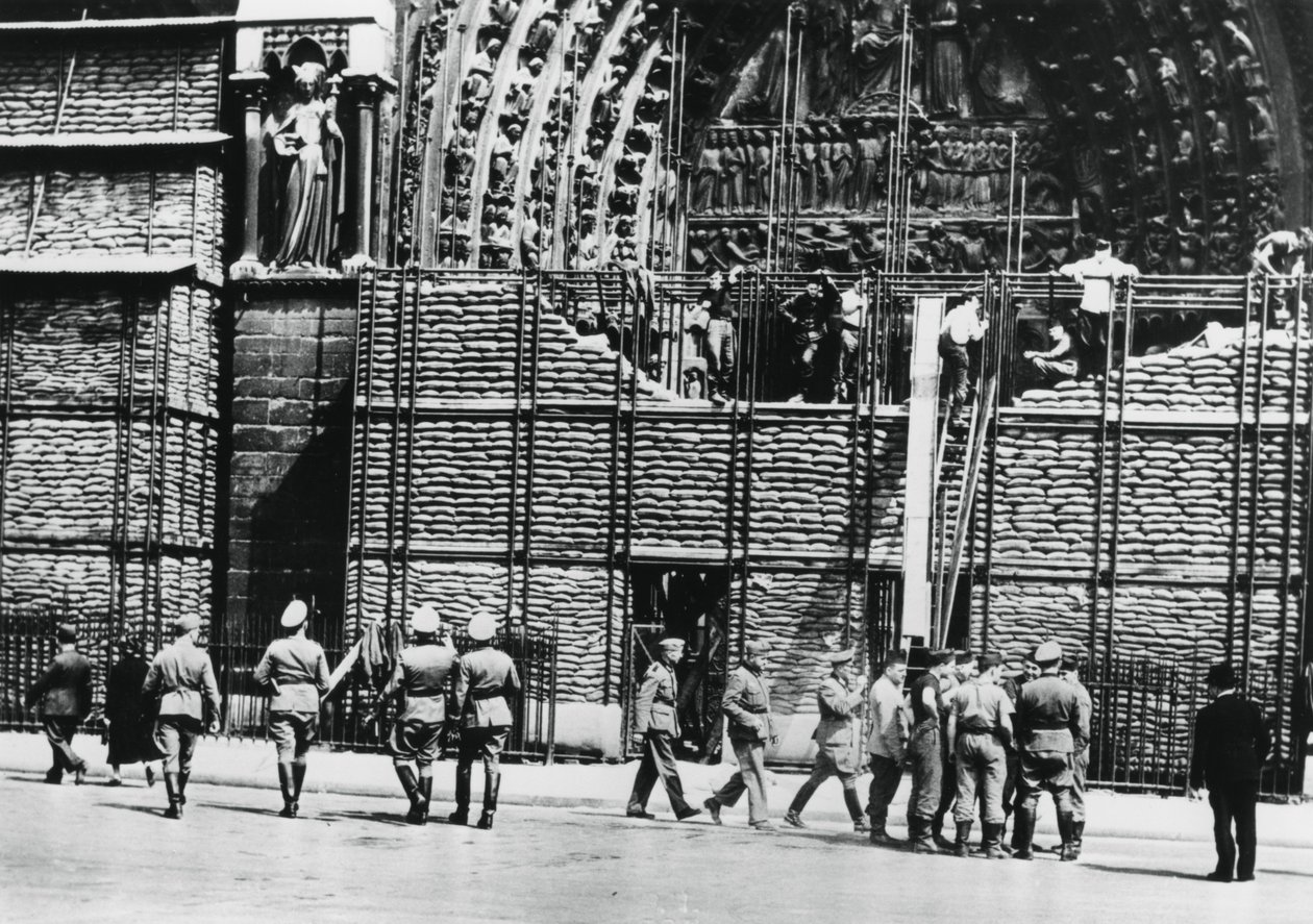 Alman işgali altındaki Paris, Notre Dame cephesinden kum torbası korumasının temizlenmesi, 1940 by Unbekannt