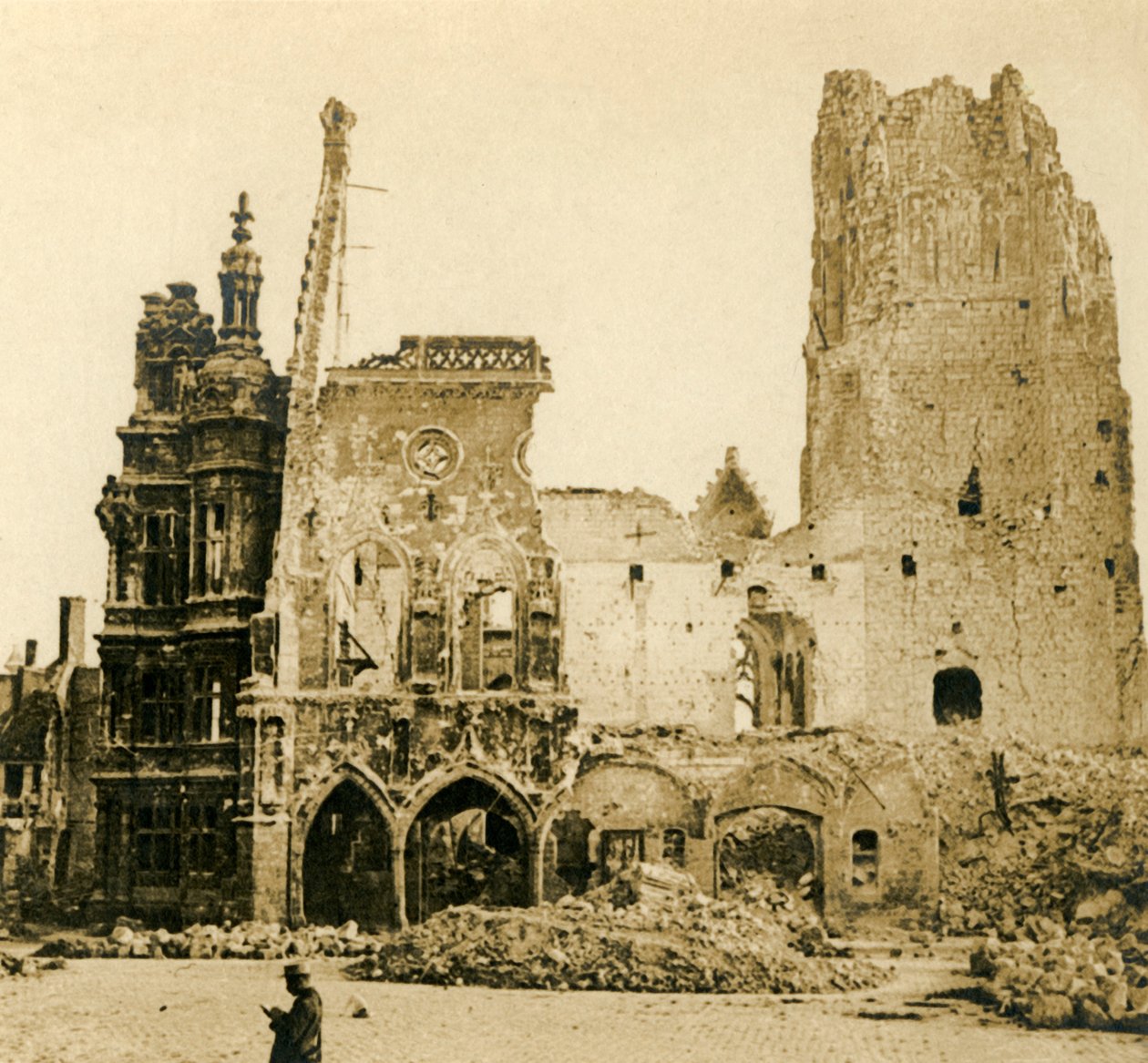 Saat Kulesi ve Hotel de Ville, Arras, kuzey Fransa, c1914-c1918 by Unbekannt