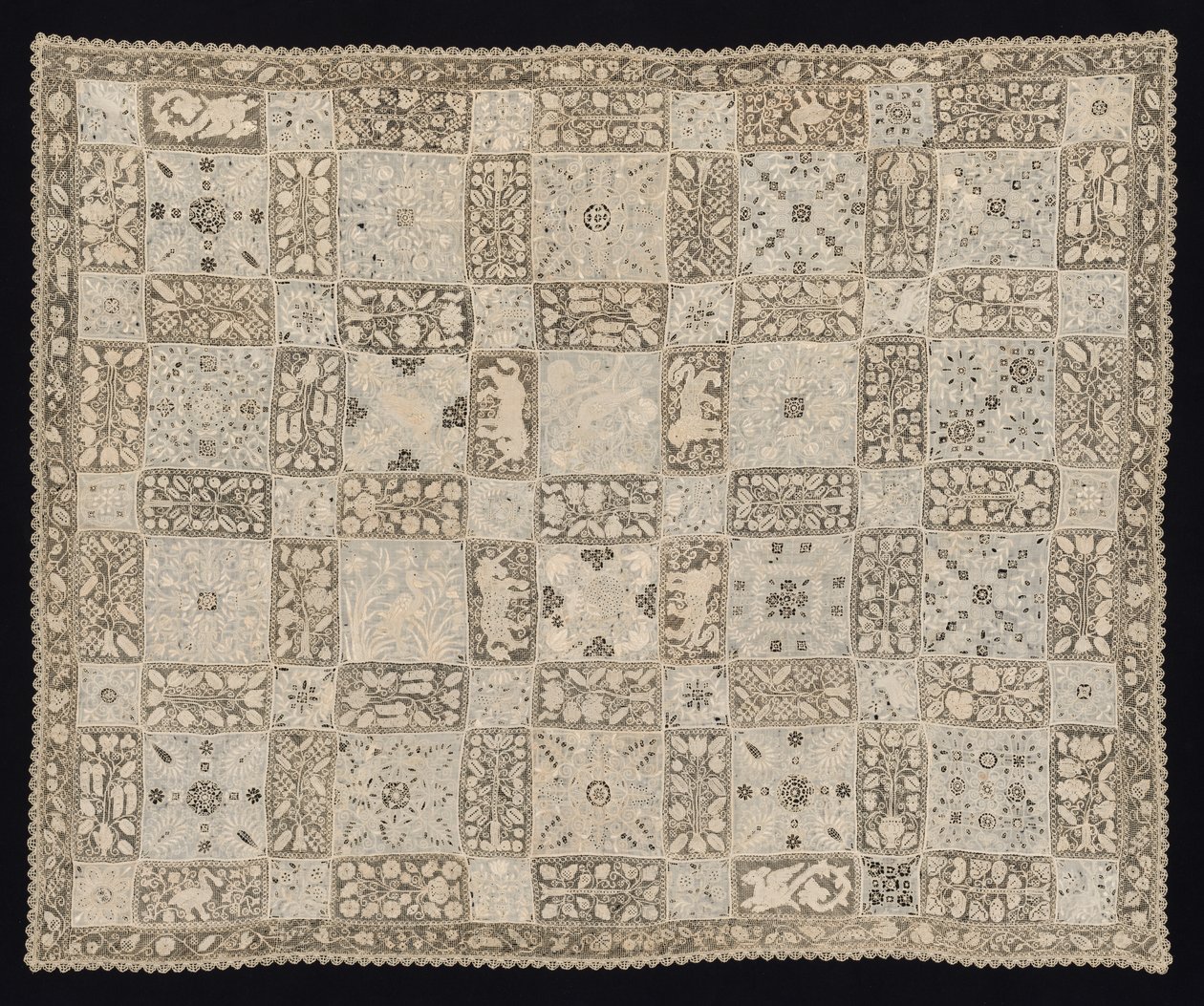 Tekboynuzlu, Ejderhalı, Diğer Hayvanlarlı ve Çiçek Desenli Kumaş, 1800'ler. by Unbekannt