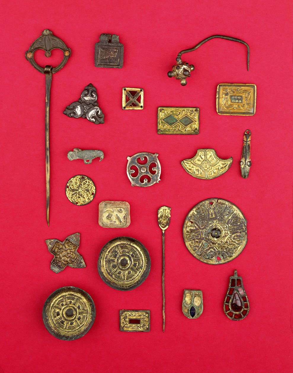 1. yüzyıldan 7. yüzyıla kadar uzanan, yaldızlı bronz yuvalar, daire ve haç biçiminde broşlar ve bir Merovenj kolye dahil Anglo-Sakson ve Kelt takı koleksiyonu (bronz) by Unbekannt