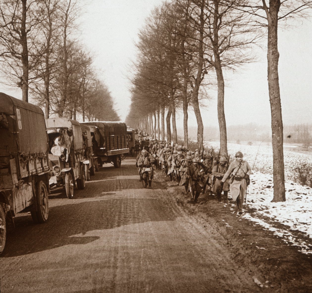 Kamyon ve asker sütunu, Somme-Tourbe, kuzey Fransa, c1914-c1918 by Unbekannt