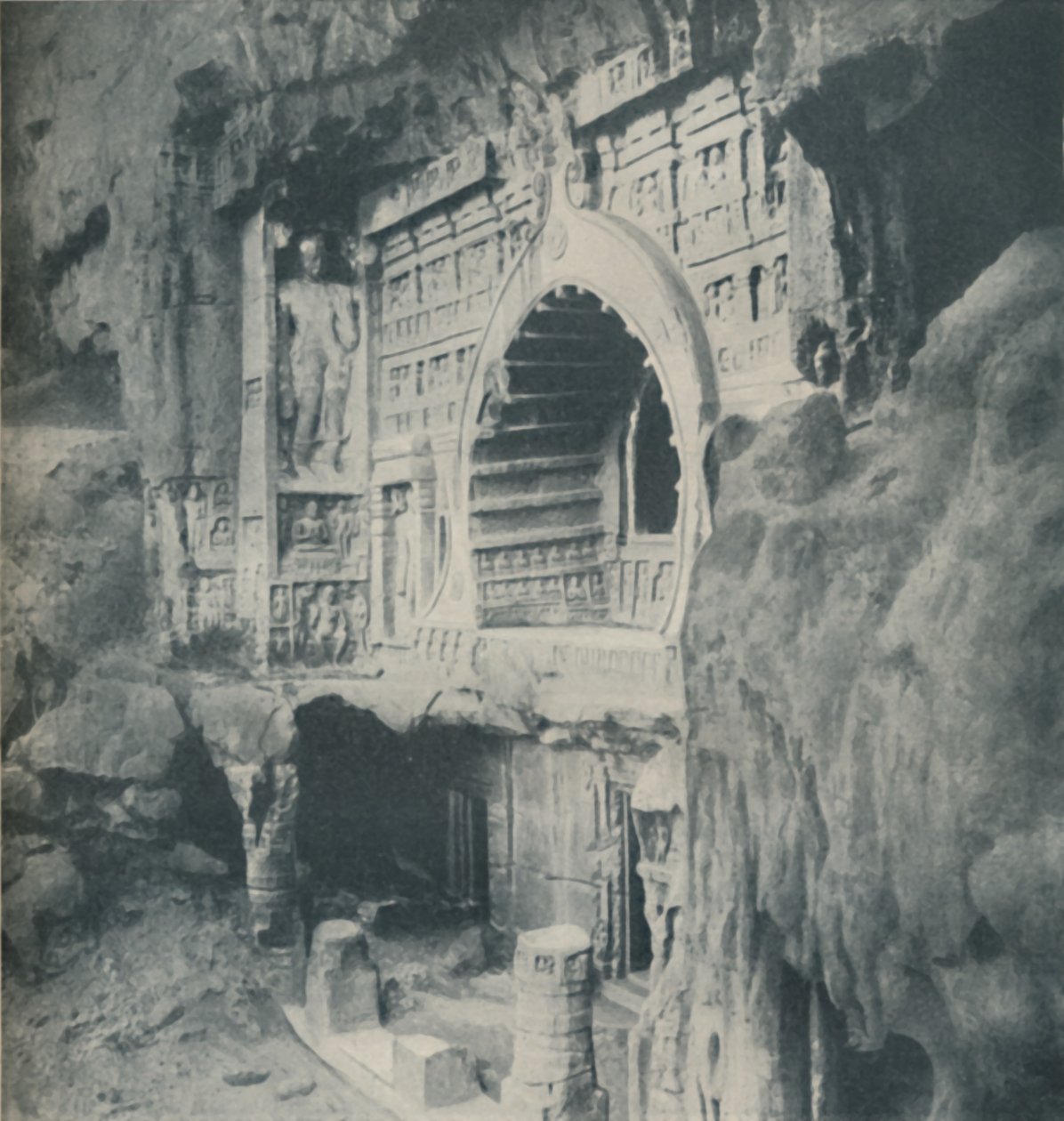 Kayadan Harika Beceriyle Oyulmuş Sütunlar ve Arşitrav, c1935 by Unbekannt