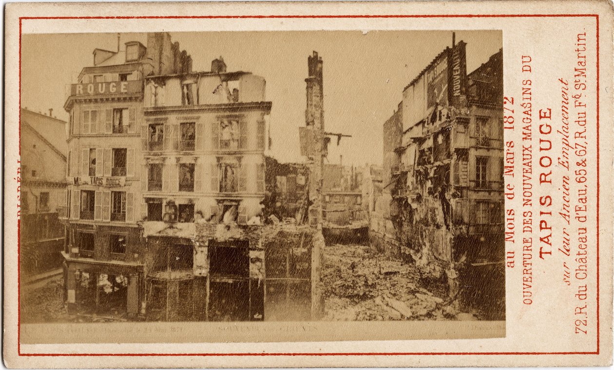 Commune de Paris (1871): Bir yıl önceki binayı Komün sırasında harabe halinde gösteren bir reklam kartı olan Carpet Rouge