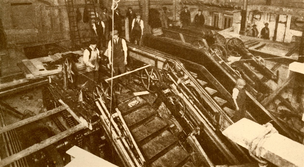 Banka İstasyonunda Yürüyen Merdiven İnşası, Londra, c1930. by Unbekannt
