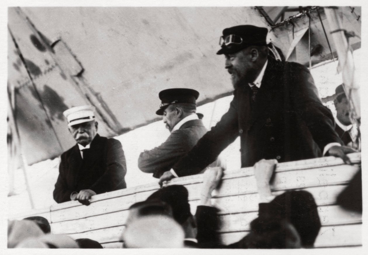 Kont Zeppelin ve Dr Eckener bir Zeppelin gondolunda, Schwaben, Almanya, c1908-1917 1933 by Unbekannt