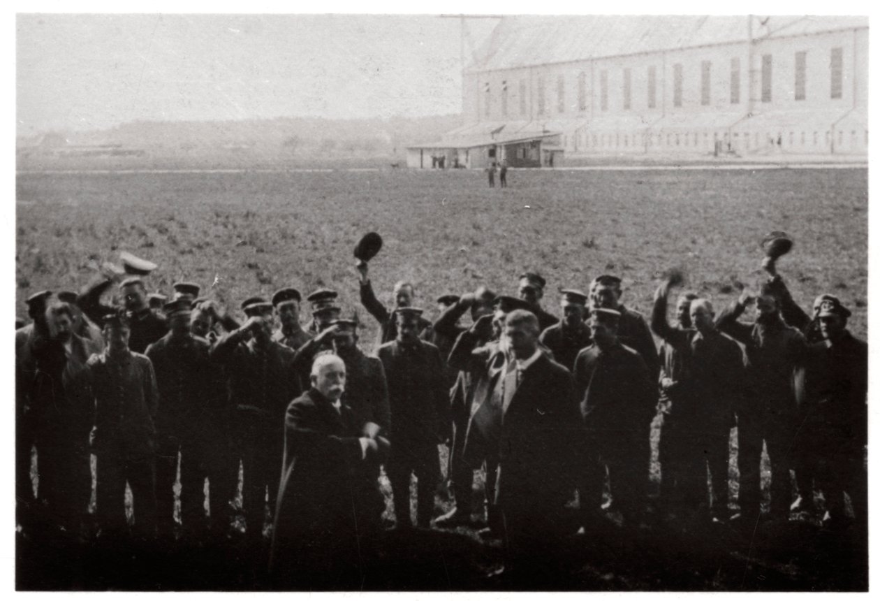 Kont Zeppelin donanma zeplin filosunun üyeleri tarafından selamlandı, Almanya, 1914-1917 1933 by Unbekannt