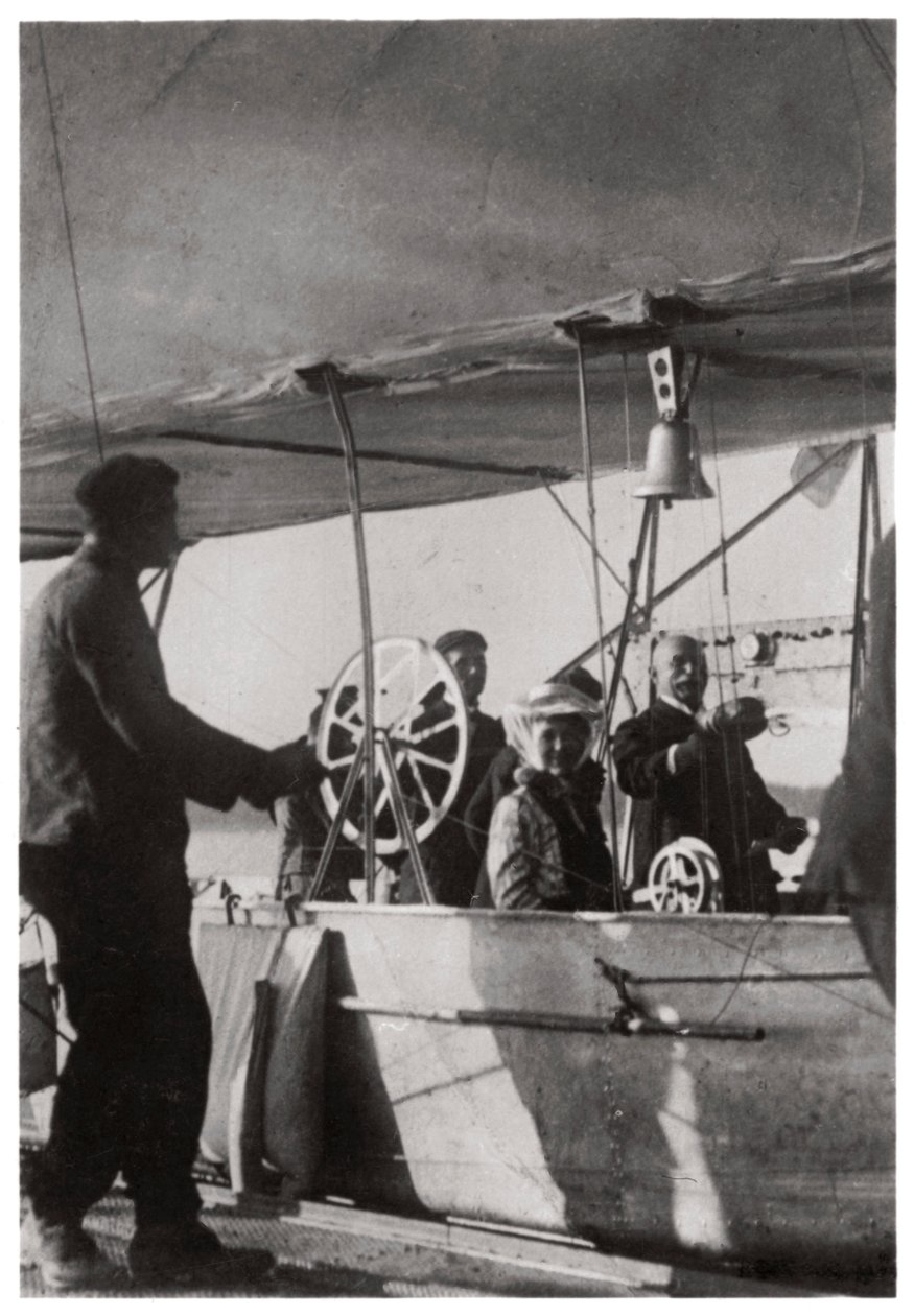 Kont Zeppelin kızıyla birlikte Zeppelin LZ3 gondolunda, Almanya, c1906-1908 1933 by Unbekannt